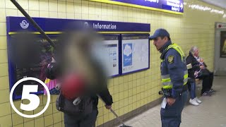 Tunnelbanan | Man med lång stav får inte åka tunnelbana