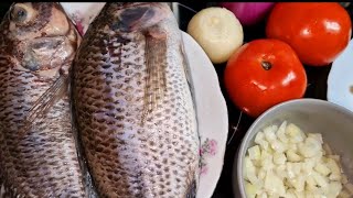 EXTRAORDINAIRE CETTE RECETTE DE SOUPE DE POISSONS CARPE . ET SON ATTIÉKÉ NATIONALE À L'HUILE ROUGE.