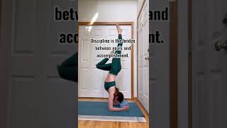 Discipline in pincha #pinchamayurasana #yogashorts #yogatips #pincha #inversion #yogabalance