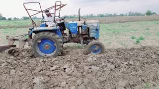 Eicher 243 ploughing heavy plau