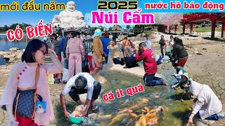 BÁO ĐỘNG đầu năm nước hồ Núi Cấm rút cạn cá còn ít quá nhiều người kéo lên xem