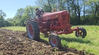 The Farmall 400 Goes to the Field | In Memory of \