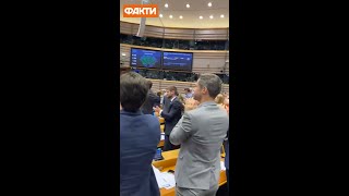 ⚡️ СТОЯЧИ, ОПЛЕСКАМИ! Європарламент підтримав надання Україні статусу кандидата в ЄС #shorts