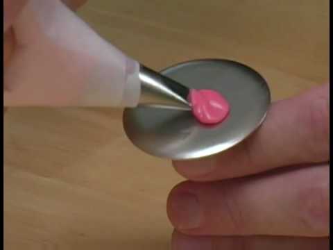 Cooking Tips : How to Make Flower Icing on Cakes Cooking Tips : How to Make Flower Icing on Cakes