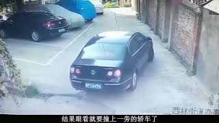 女司机停车入库，又把油门当刹车，抢了别人车位不说还撞塌一座墙