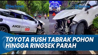 HILANG KENDALI ! Satu Unit Toyota Rush Menabrak Pohon Hingga Alami Ringsek Parah di Bagian Depan