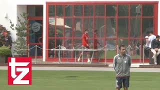 Javi Martinez beobachtet Bayern Training