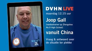 Voetbaltrainer Joop Gall vertelt vanuit China hoe het land na het coronavirus weer opkrabbelt.