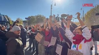 No Meloni Day, studenti in piazza si imbavagliano e si ammanettano per protesta contro il ddl 1660