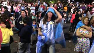 Simpatizantes de Macri toman el Obelisco para celebrar la victoria