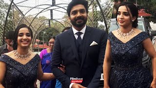 Malavika Krishnadas Wedding Reception: നീലയിൽ തിളങ്ങി തേജസിന്റെ കൈ മുറുകെ പിടിച്ച് കയറുന്ന മാളവിക