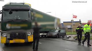 Auto klem tegen vrachtwagen in Assen