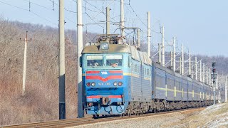 Электровоз Чс8-018 с пассажирским поездом. 2025. Ха область.