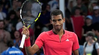 Medvedev abandona e Auger-Aliassime avança as semifinais em Doha