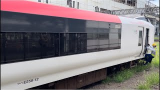 MH有り！塗装変更入場１０本目…【E259系Ne012編成  OM入場回送（指定保全・塗装変更）】E259系ｸﾗNe012編成が回送電車として大宮駅13番線を発車（回8895M）2023.8.30