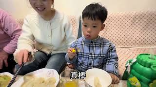 瑶瑶来婆家过小年，公婆热心招待，公公给了礼物，婆婆给了红包