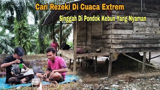 CARI REZEKI DI CUACA EKSTREM, SINGGAH DI PONDOK YANG HANGAT