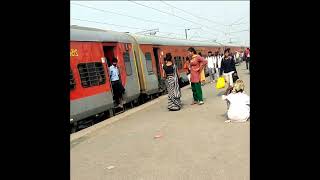 चलती ट्रेन में किन्नरों ने महिला की बचाई जानन, वीडियो मे देखे | The Train Fact #shorts #train