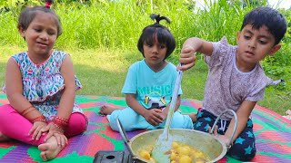Kids Pretend Playing With Food Cooking - Sneyha & Friend Cooking Quail Eggs Curry - Kids Picnic