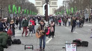 Youri Menna sur les Champs Élysées.