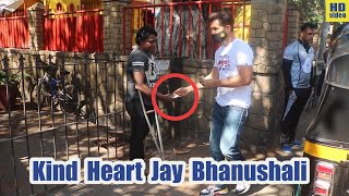 KIND Jay Bhanushali Distributes MONEY Among BEGGARS Outside Mukteshwar Temple In Juhu