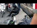 Supir Gojek dan penumpangnya tercebur ke dalam selokan hitam - TomoNews