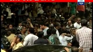 Sanjay Dutt is mobbed as he reaches TADA court