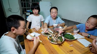 臨時决定加餐，孩子上街買魚，一家人吃得津津有味