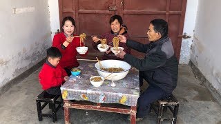 儿媳拿一只公鸡，蒸一锅面条子，香软好吃，全家人一起解解馋