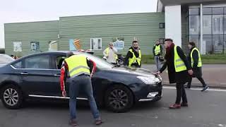 Grosse Embrouille entre un automobiliste et des gilets jaunes