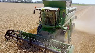 Familie Stroo aan het tarwe combinen met hun nieuwe John Deere T550i  combine