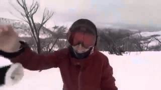 Espeluznante!! Muchacha esquiadora es casi devorada por un Oso !!   Snowboard Girl Chased By Bear