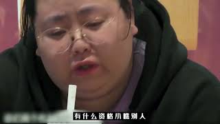 男生兼职被同学嘲笑，女士感同身受几次哽咽，善良举动让人泪目！