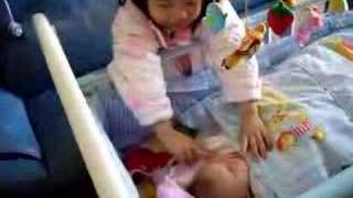 澄澄照顧小妹妹2 [Rachel taking care of little sister 2]