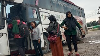 PADATNYA PENUMPANG YANG SINGGAH DI RM.SIMPANG RAYA, RATA-RATA SEMUA BUS PULL DILINTAS TIMUR