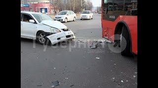 Водитель «Тойоты» врезался в хабаровский автобус и попал в больницу. Mestoprotv