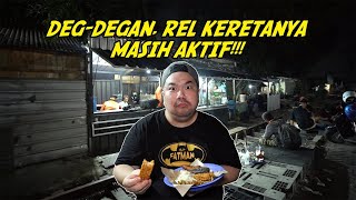 MAKAN ANGKRINGAN 24 JAM  DITENGAH REL KERETA YANG MASIH AKTIF!!!