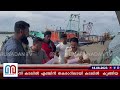 മലപ്പുറത്ത് കടലില്‍ കുടുങ്ങിയ ബോട്ടില്‍ നിന്ന് 40പേരെ രക്ഷപ്പെടുത്തി lmalappuram