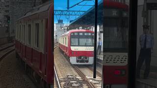 京急1000系1624Fを鮫洲駅で追い抜くシーン　2023.5.28.12:34