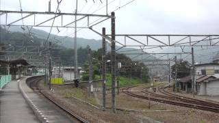 中央本線初狩駅　　スイッチバックを見ながらの特急あずさ通過光景