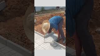 The process of laying vegetable garden drainage ditch boards