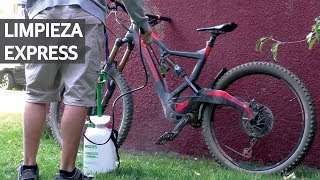 Cómo Limpiar tu Bicicleta con un Presurizador Manual y Poca Agua!