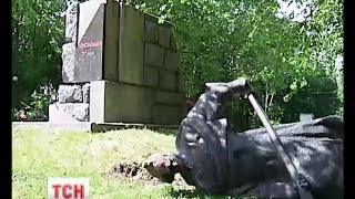 У Києві за добу повалили три пам’ятники діячам радянських часів