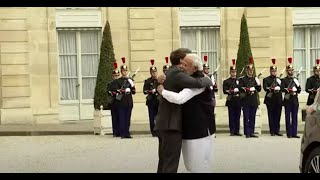 French President @EmmanuelMacron receives PM Modi at Elysee in Paris