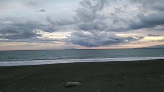 大磯海岸夕景　低く立ち込めた雲と凪の海