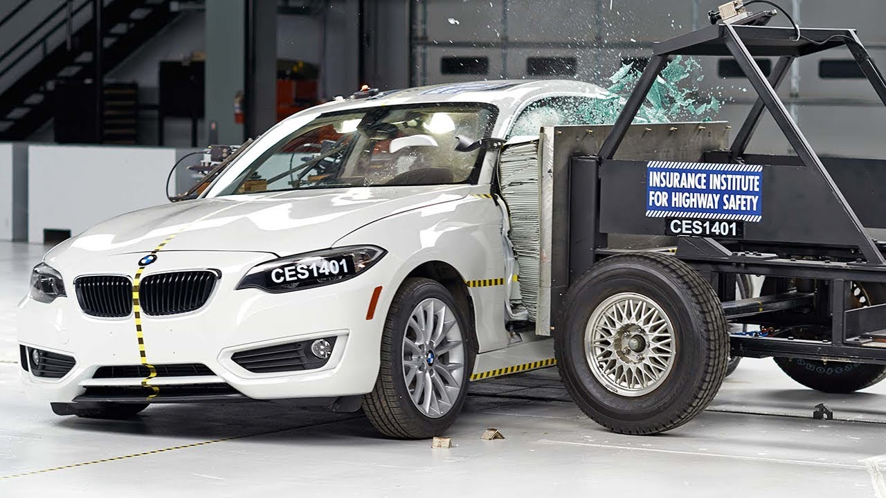 2014 BMW 2 Series Side IIHS Crash Test - YouTube