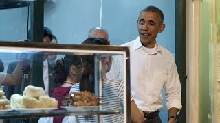 Tổng thống Mỹ Barack Obama ăn bún chả tại quán Hương Liên, Hà Nội năm 2016