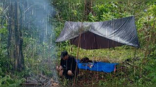 SOLO CAMPING HUJAN DERAS DALAM HUTAN BERTEDUH DIDALAM TENDA DARURAT SAAT HUJAN TURUN DI HUTAN