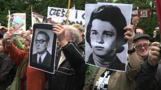 Hundreds jeer at burial of Poland's last communist leader