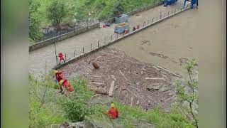 14 NDRF rescuers helped the technical staff to reach the top of Malana Dam to open the jammed gate.